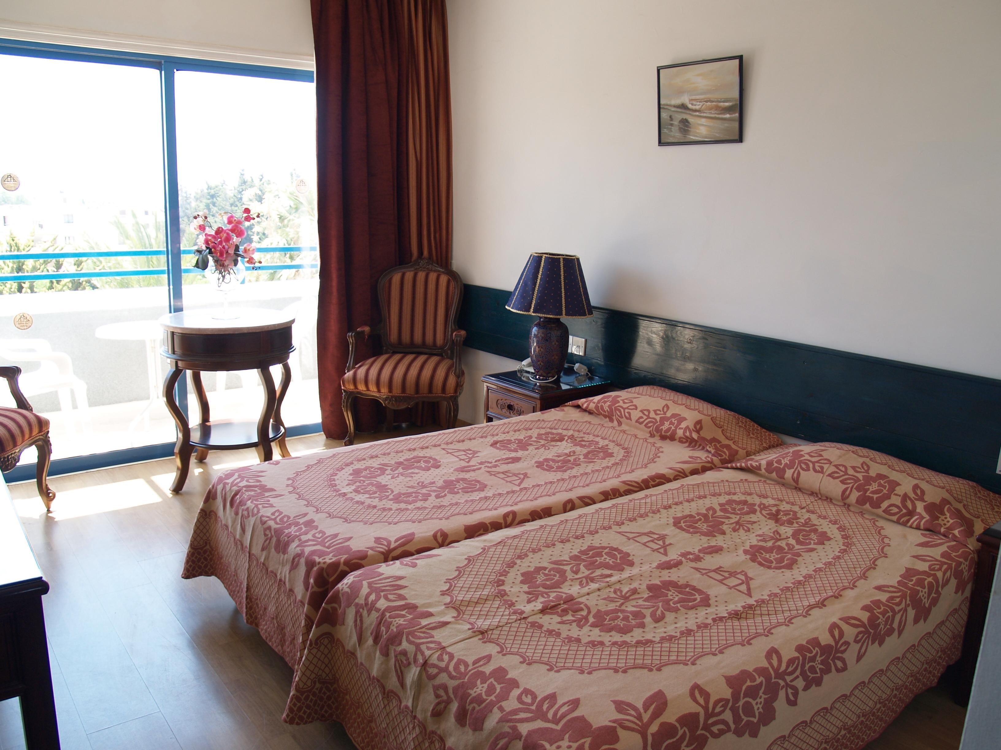 Paphiessa Hotel & Apartments Пафос Екстериор снимка